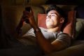 超八成青年“睡前玩手機”亟需警惕與矯正縮略圖